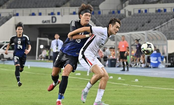半岛体育-国足东亚杯首开记录，1-0小胜香港队逃离垫底，滑跪庆祝(中国足球东亚杯)