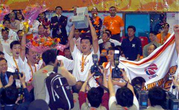 东南伊泽克尔换帅风波频现，球队内部恐生变动(nba杜兰特最新消息)